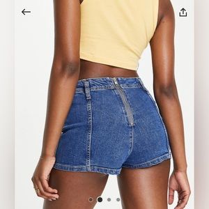NWT! TOPSHOP SEAMED SHORT WITH ZIPPER BACK!